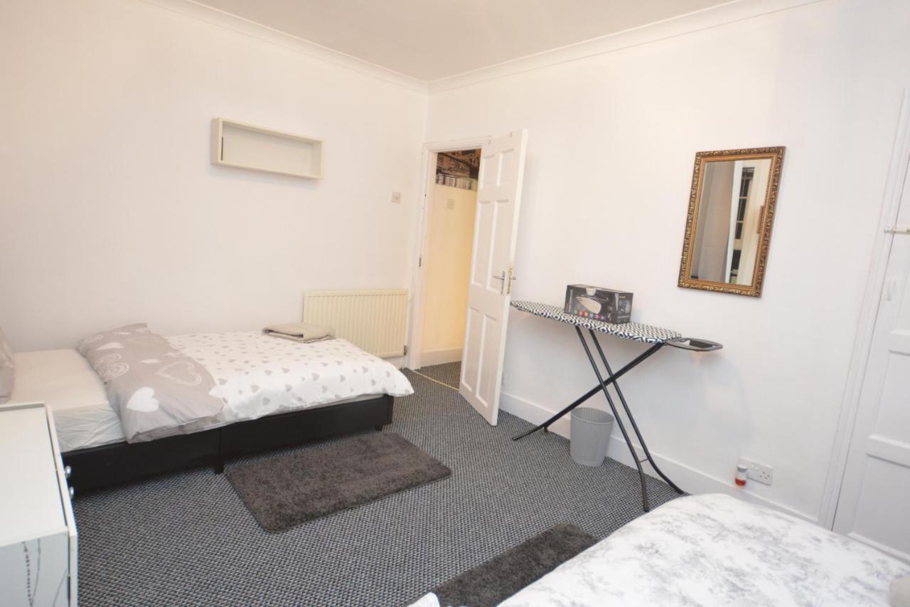 Lovely 3 Bedroom House Near Barking Station Экстерьер фото