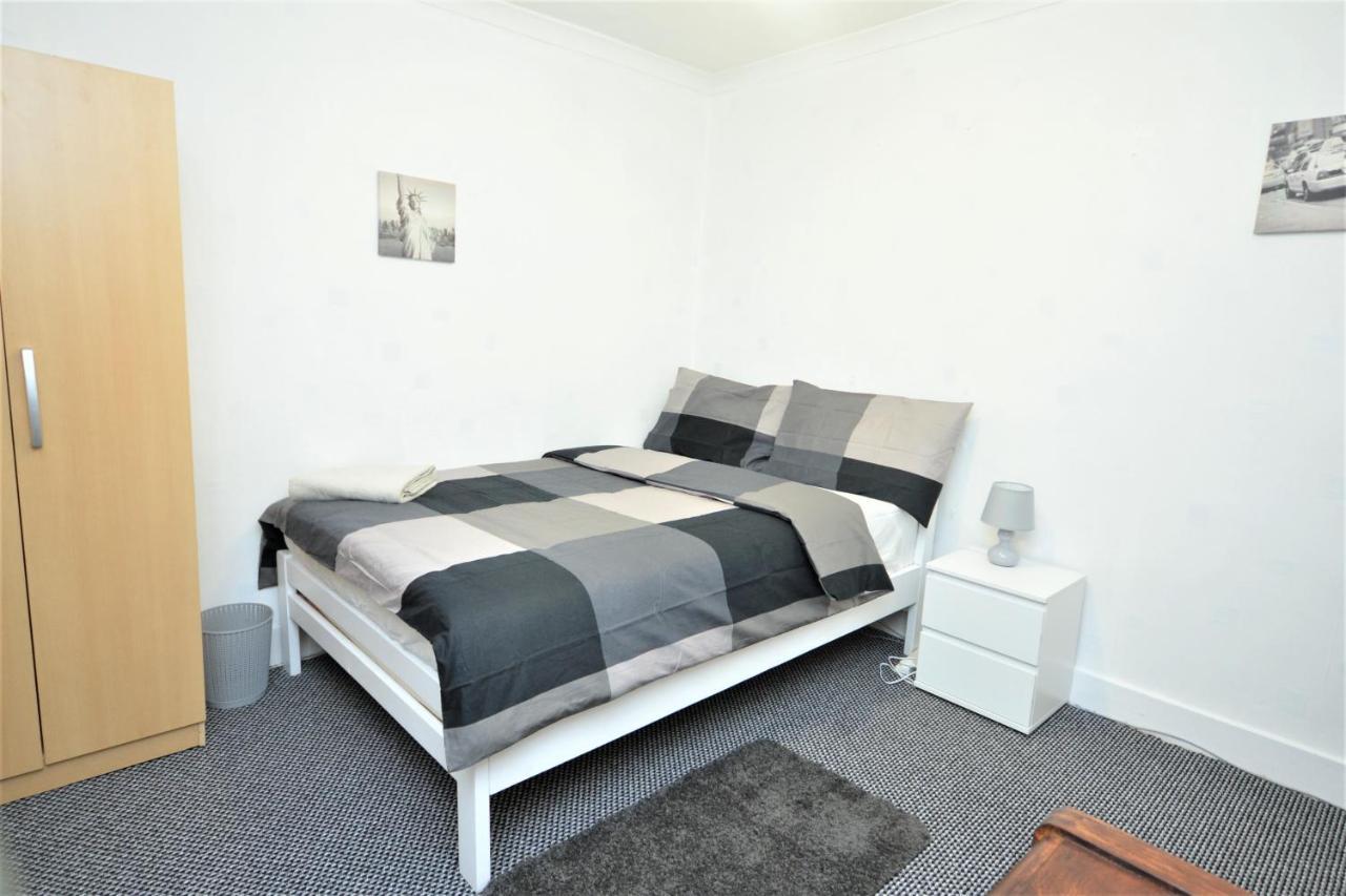 Lovely 3 Bedroom House Near Barking Station Экстерьер фото