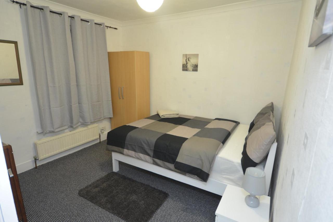 Lovely 3 Bedroom House Near Barking Station Экстерьер фото
