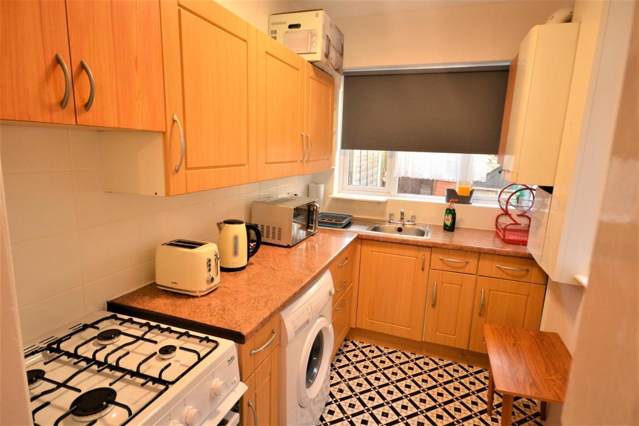 Lovely 3 Bedroom House Near Barking Station Экстерьер фото