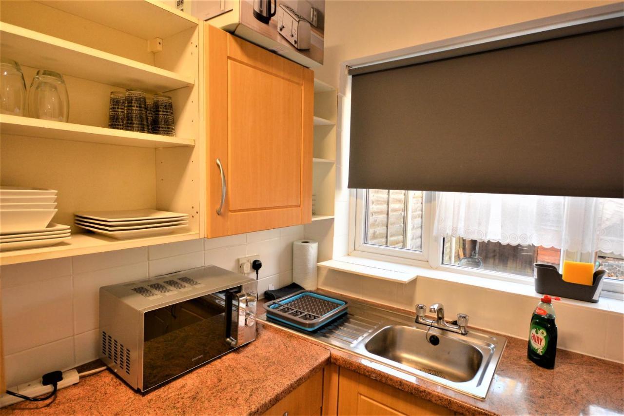 Lovely 3 Bedroom House Near Barking Station Экстерьер фото